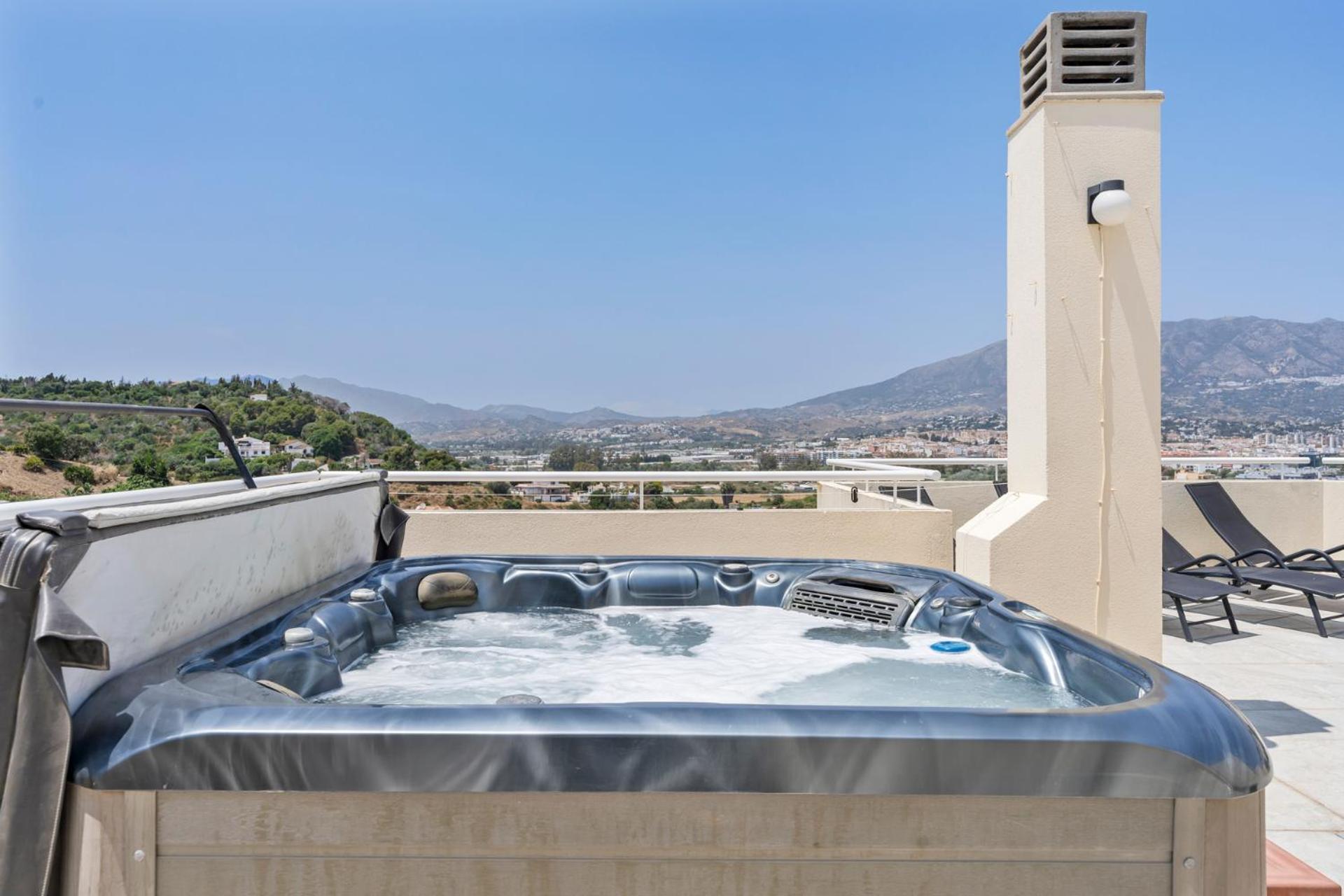 Spacious Castillo Sohail Penthouse With Jacuzzi By Costarentals - Ref 12